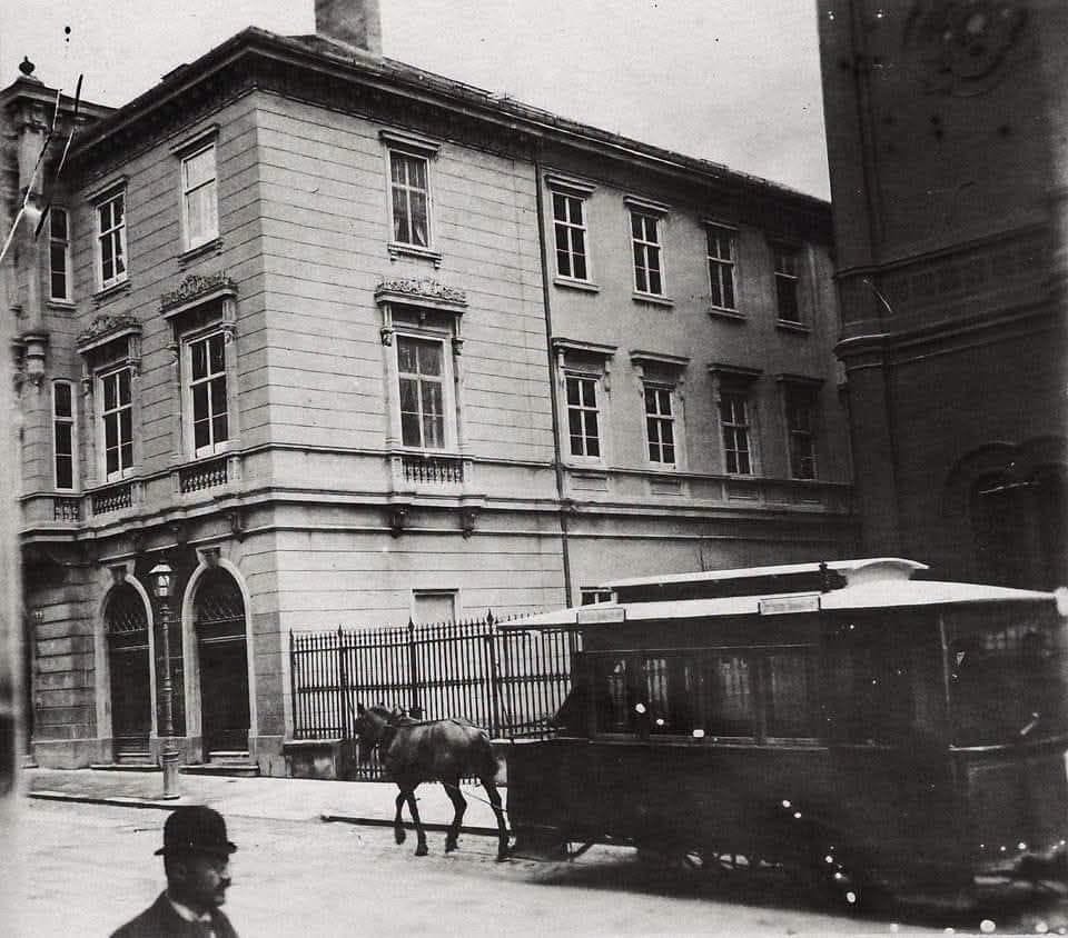 Ulica Marije Valerije (današnja Praška) 1905. godine, konjski tramvaj ispred Sinagoge